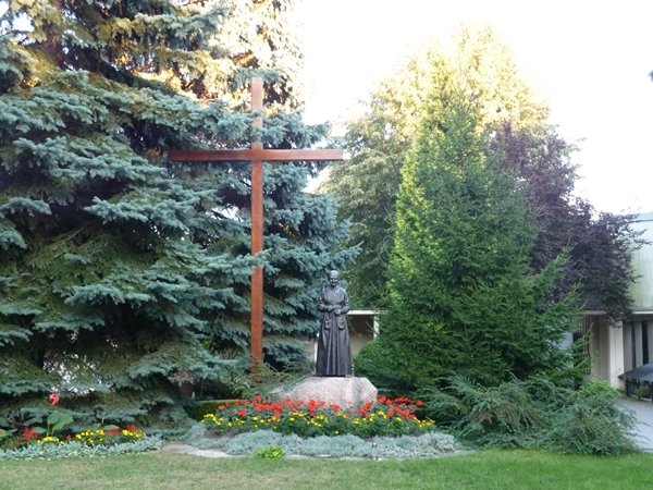 Sanktuarium, dziedziniec z figurą św. Urszuli